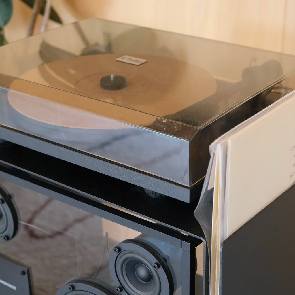 Detail van een platenspeler en platenhoes in de zijhouder van het LOIA hifi-meubel voor vinyl