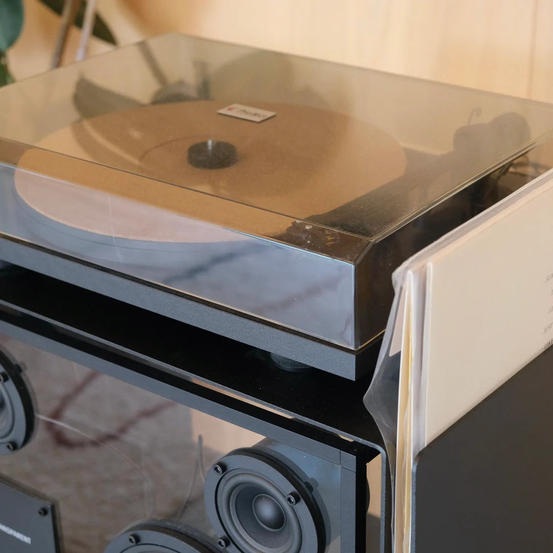Detail van een platenspeler en platenhoes in de zijhouder van het LOIA hifi-meubel voor vinyl