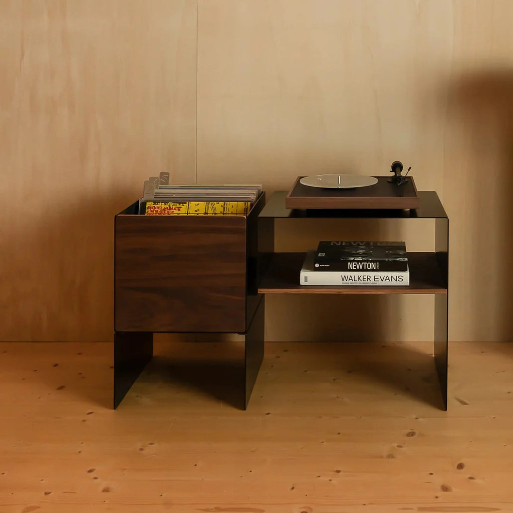 LOIA La Console platenmeubel met platenspeler, open hifi-vak en vinylcollectie in een warm houten interieur