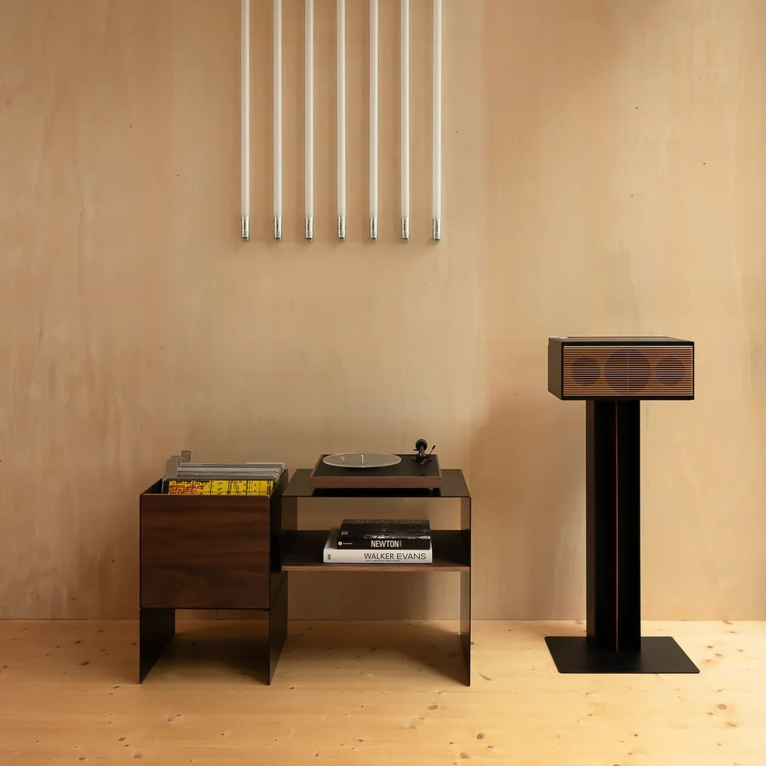 Compact LOIA platenspelermeubel met platenopslag en luidspreker in een modern interieur