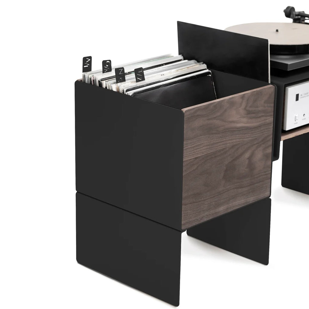 Detail van de walnoten LP-opslag van het zwarte LOIA hifi-meubel met alfabetische platenverdelers
