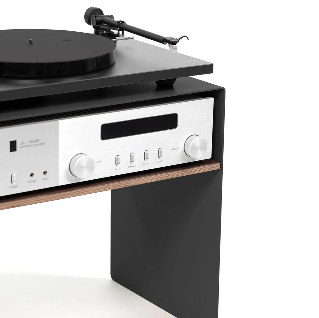 Detail van platenspeler en versterker op het zwarte LOIA La Console hifi-meubel