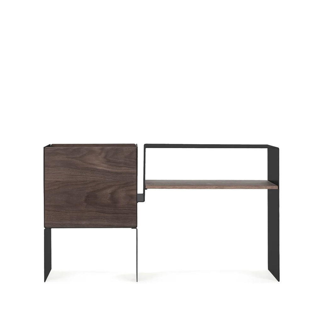 Leeg zwart LOIA La Console platenmeubel van gepoedercoat staal met walnoten panelen en hifi-schap