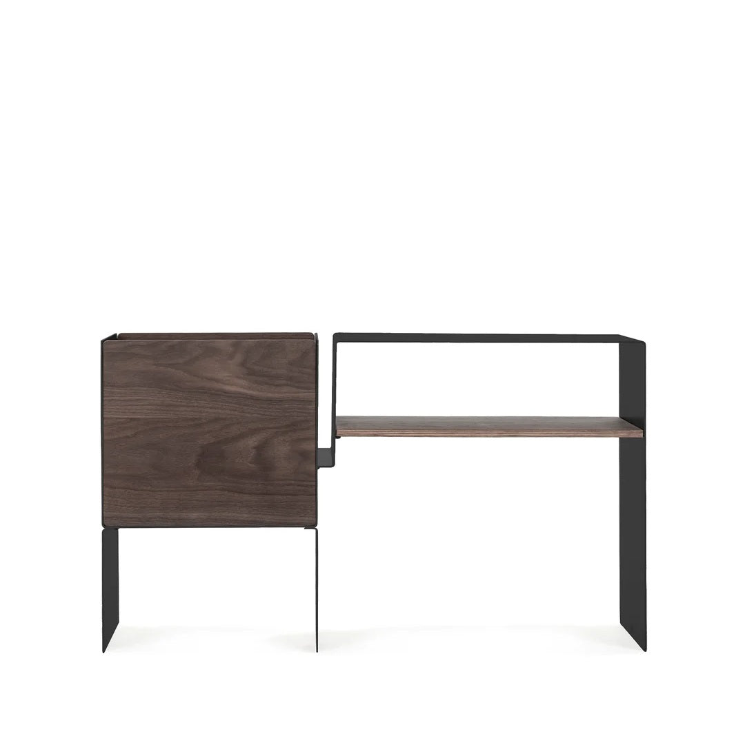 Leeg zwart LOIA La Console platenmeubel van gepoedercoat staal met walnoten panelen en hifi-schap