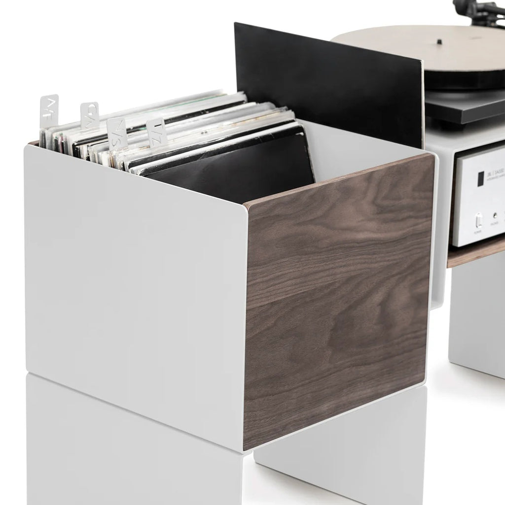 Detail van de witte LOIA platenkast met walnoten front en opbergruimte voor een vinylcollectie