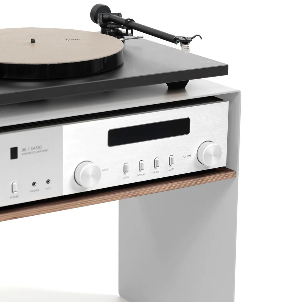 Detail van platenspeler en versterker op de witte LOIA La Console met walnoten hifi-plank