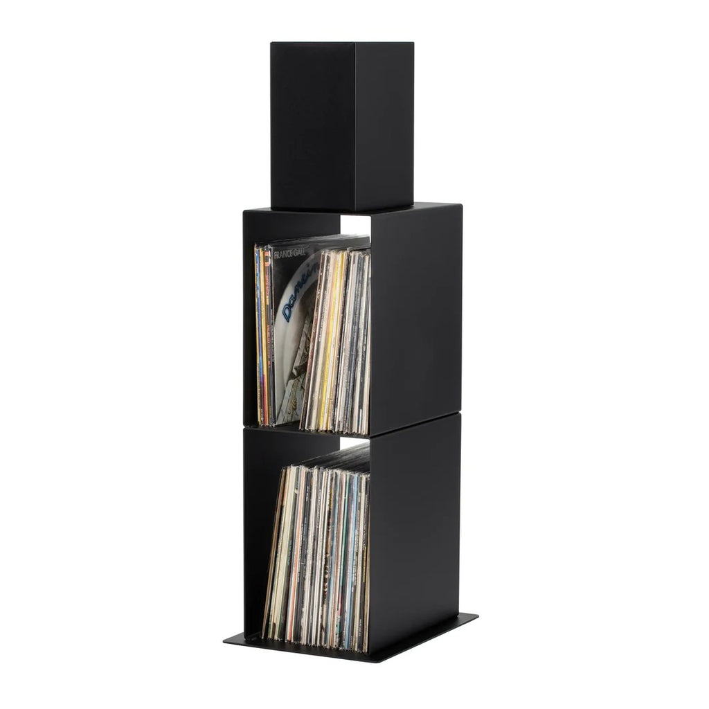 Zwarte LOIA Le Pied platenkast van staal met speaker en vinylplaten in twee open opbergvakken