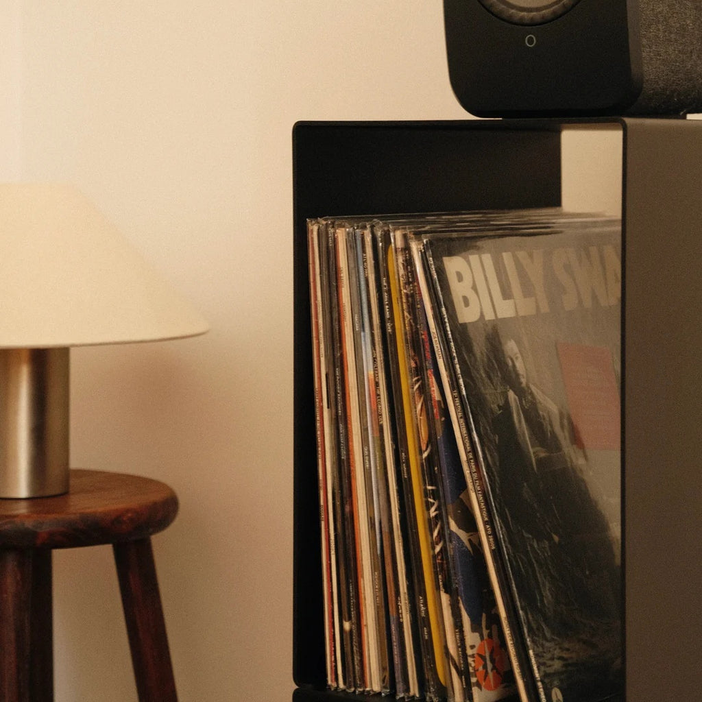 Detail van vinylplaten in de zwarte LOIA speakerstand van gepoedercoat staal