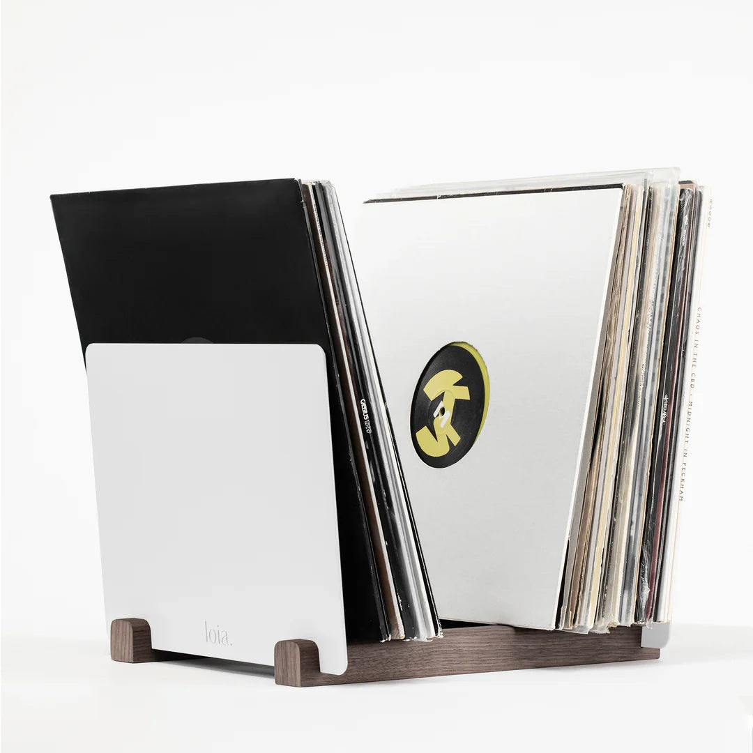 LOIA vinyl opslag met walnoten onderstel en metalen zijpanelen voor het overzichtelijk opbergen van lp’s