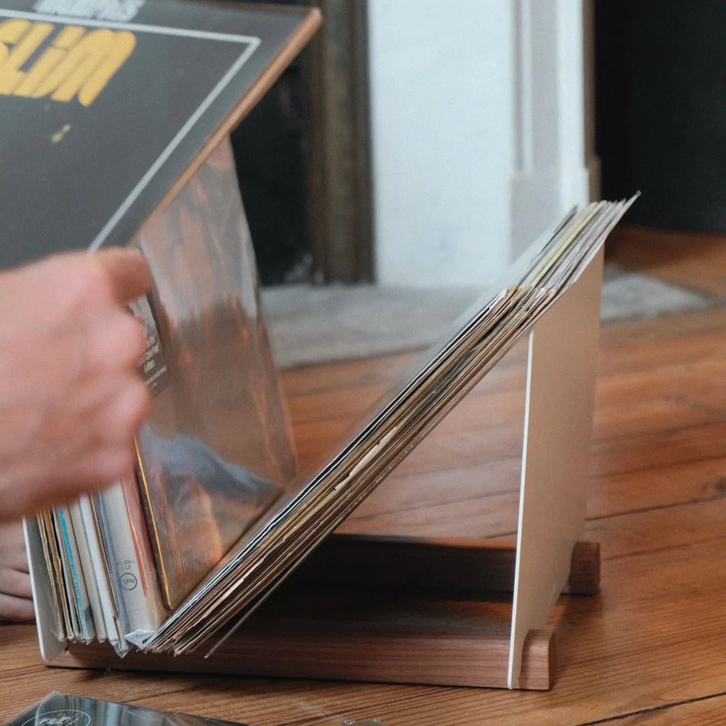 Compacte LOIA platenhouder van walnoothout en gepoedercoat staal om gemakkelijk door vinylplaten te bladeren