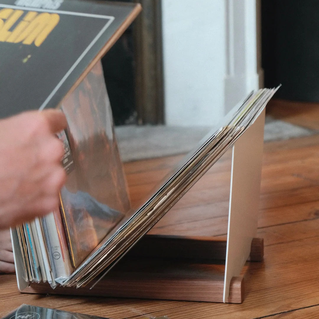 Compacte LOIA platenhouder van walnoothout en gepoedercoat staal om gemakkelijk door vinylplaten te bladeren