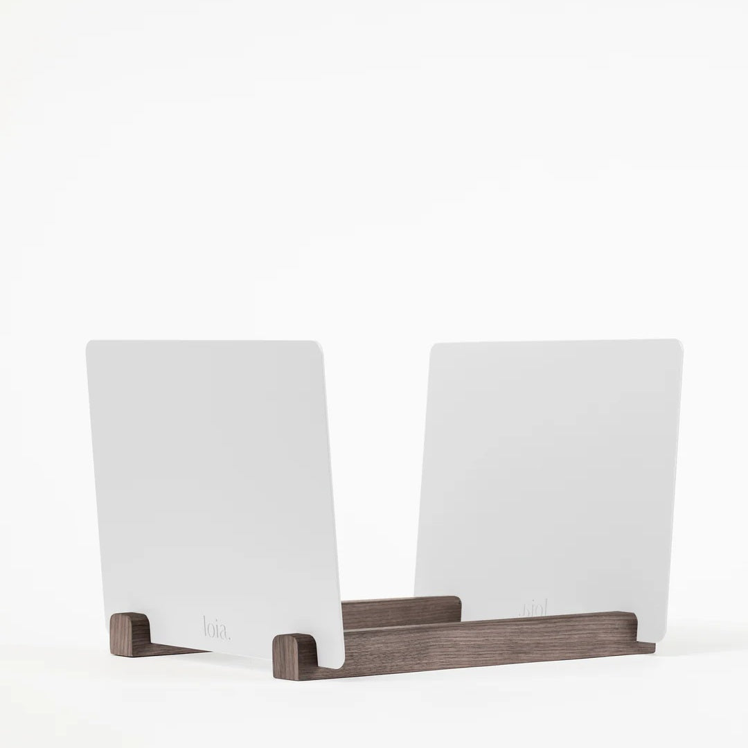 LOIA platenhouder met walnoothouten basis en taupekleurige metalen zijpanelen zonder vinylplaten