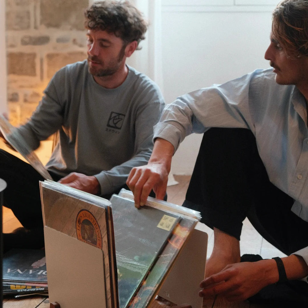Twee platenliefhebbers bladeren door lp’s in de compacte LOIA platenhouder van hout en metaal