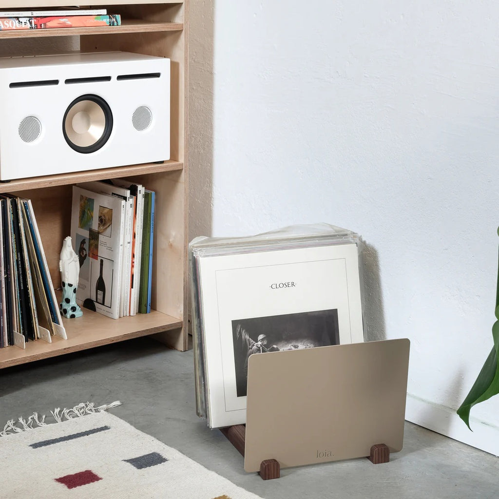 LOIA platenhouder met walnoten onderstel en taupekleurige metalen panelen naast een hifi-meubel