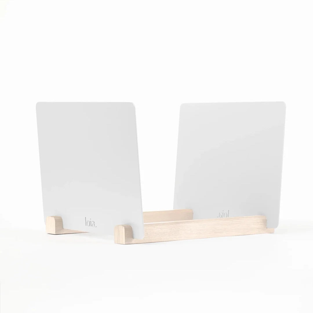 Witte LOIA vinyl opslag met beukenhouten basis en gepoedercoate stalen zijpanelen
