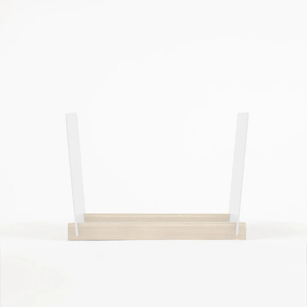Zijaanzicht van de witte LOIA platenhouder met beukenhouten onderstel voor het opbergen van lp’s
