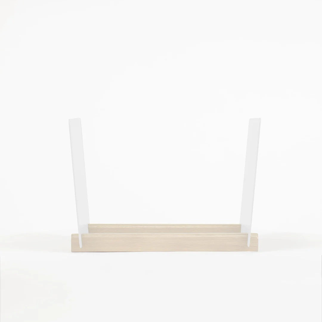 Zijaanzicht van de witte LOIA platenhouder met beukenhouten onderstel voor het opbergen van lp’s